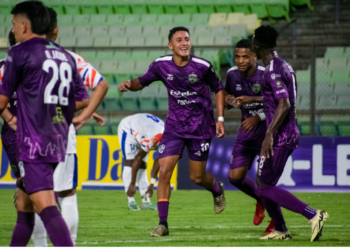 Sneider Navarro celebra su primer gol en la LigaFutve