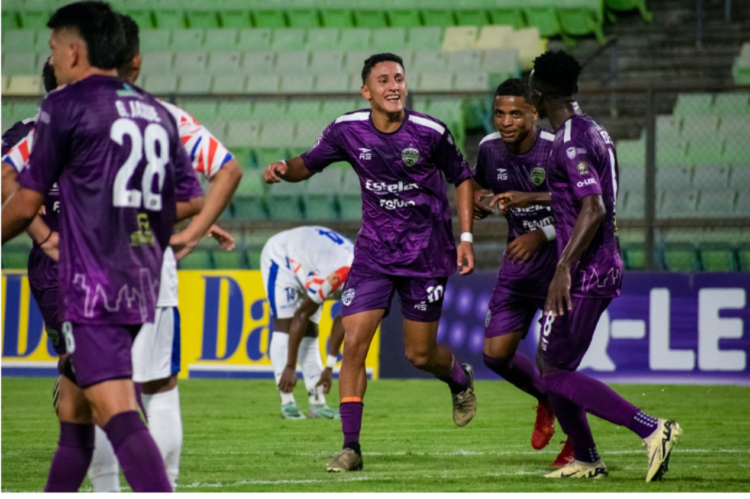 Sneider Navarro celebra su primer gol en la LigaFutve