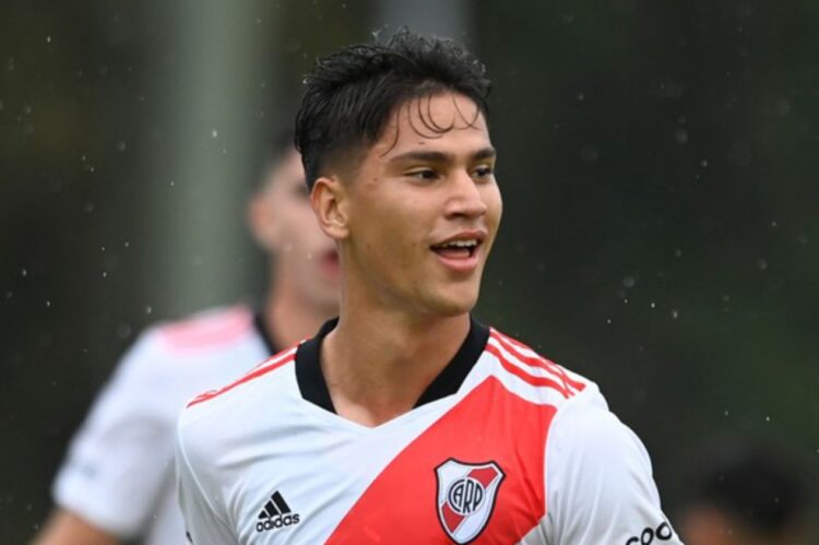 Carabobo ficha al Flabian Londoño, ex delantero de River Plate; descubrir detalles
