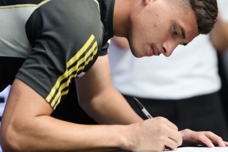 Colo-Colo firma contrato profesional con canterano venezolano; conocer detalles