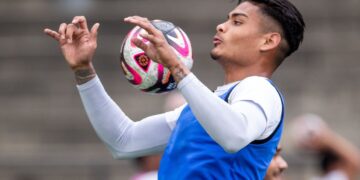 Jeriel de Santis brilla en el Caracas FC y ya lo siguen desde Perú