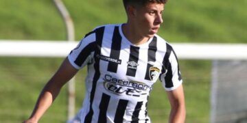 Leonardo Mocco firma su primer contrato profesional en Portugal