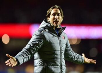 El técnico del São Paulo se irrita por las preguntas sobre xenofobia contra Miguel Navarro, de Talleres