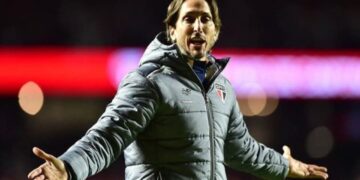 El técnico del São Paulo se irrita por las preguntas sobre xenofobia contra Miguel Navarro, de Talleres