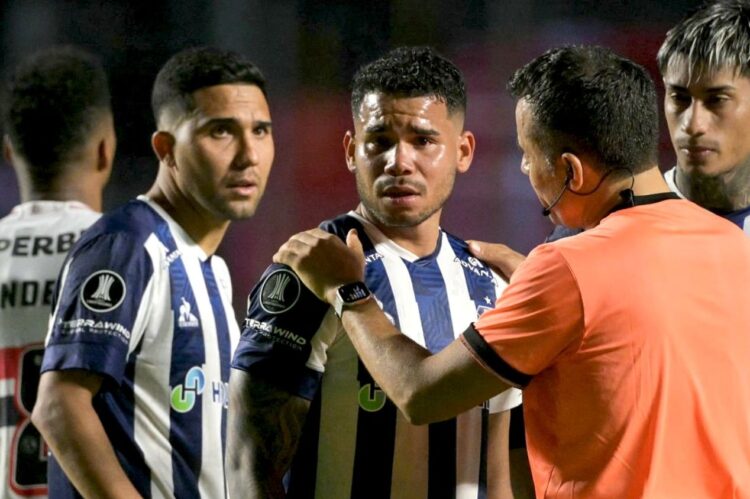 Miguel Navarro acusa a jugador del São Paulo de xenofobia durante partido de la Libertadores