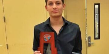 Víctor Guédez brilla en el fútbol estadounidense y es elegido ‘Novato del Año’