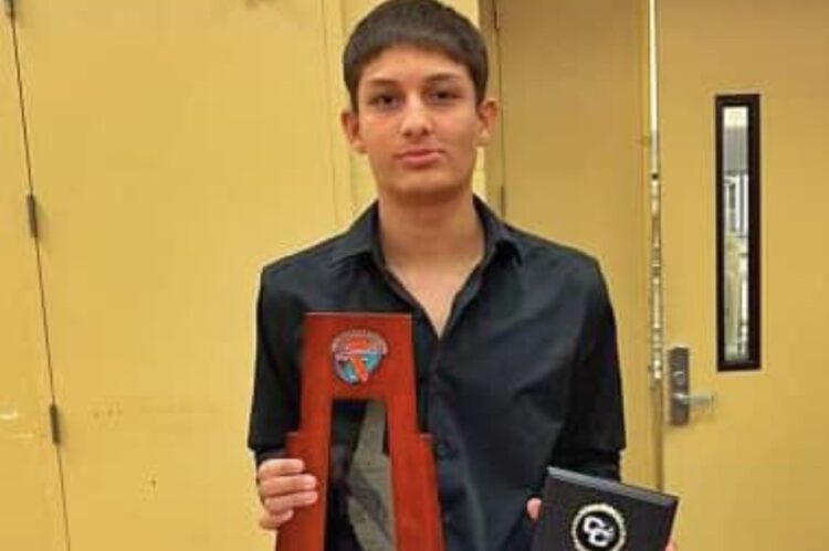 Víctor Guédez brilla en el fútbol estadounidense y es elegido ‘Novato del Año’