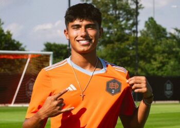 Con una cláusula de rescisión millonaria, el Houston Dynamo firma contrato profesional con la estrella venezolana