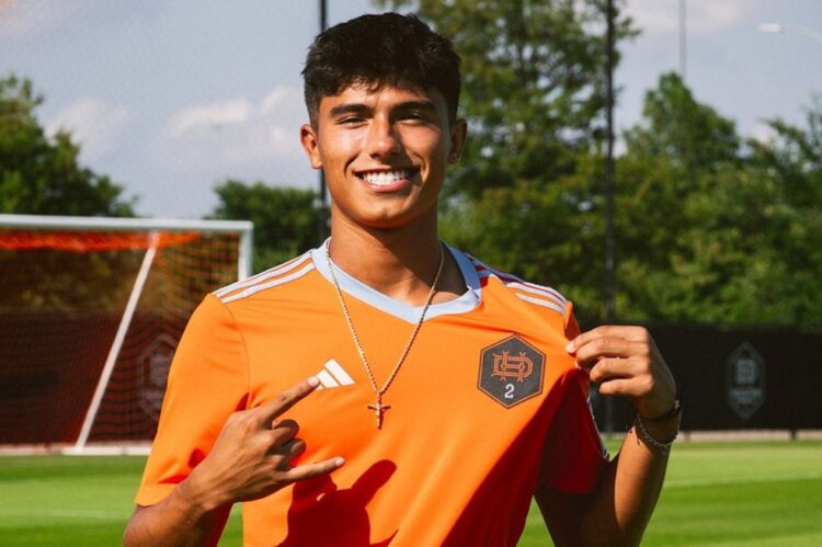 Con una cláusula de rescisión millonaria, el Houston Dynamo firma contrato profesional con la estrella venezolana