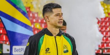 Leonardo Flores entra al campo, pero no logra evitar la derrota de Bucaramanga ante Atlético Mineiro