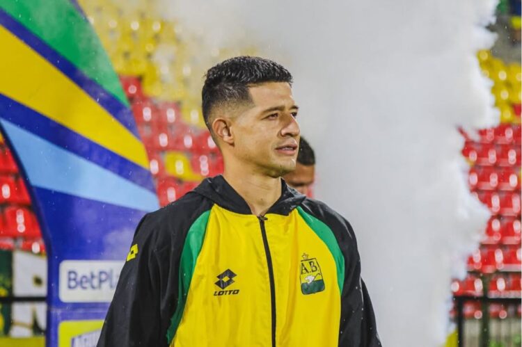 Leonardo Flores entra al campo, pero no logra evitar la derrota de Bucaramanga ante Atlético Mineiro