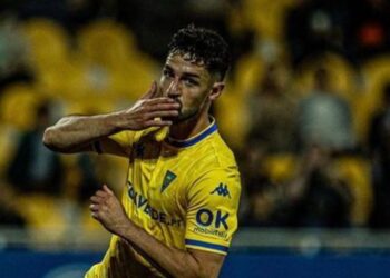 Alejandro Marqués lucha, pero Estoril Praia es derrotado por Benfica en amistoso