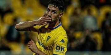 Alejandro Marqués lucha, pero Estoril Praia es derrotado por Benfica en amistoso