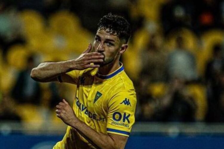Alejandro Marqués lucha, pero Estoril Praia es derrotado por Benfica en amistoso