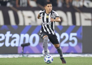 Jefferson Savarino no marca goles, pero Davide Ancelotti lo elogia tras el empate del Botafogo en el Brasileirão