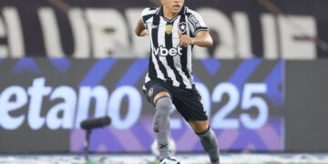Jefferson Savarino no marca goles, pero Davide Ancelotti lo elogia tras el empate del Botafogo en el Brasileirão