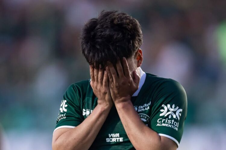 Eslí García entró en el segundo tiempo, se resbaló y pasó desapercibido en la derrota del Goiás en la Serie B