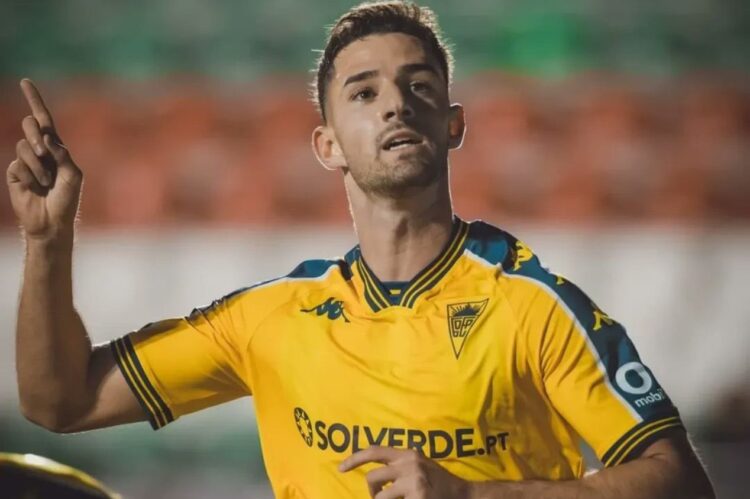 Cruzeiro está siguiendo de cerca a Alejandro Marqués y considerando una oferta por el delantero del Estoril Praia; descubre los detalles