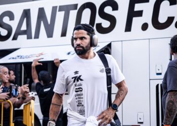 Tarjeta rápida, cero impacto: Rincón falla y será baja en la goleada sufrida por el Santos ante Mirassol