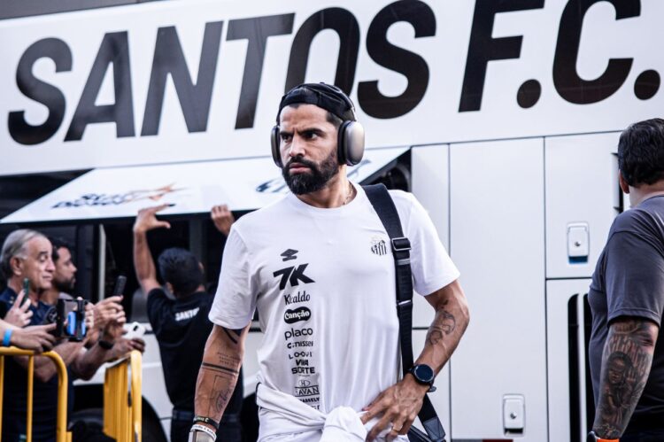 Tarjeta rápida, cero impacto: Rincón falla y será baja en la goleada sufrida por el Santos ante Mirassol