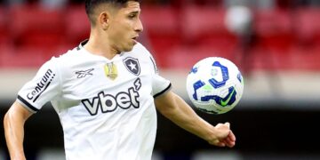 El flojo desempeño de Jefferson Savarino en la victoria del Botafogo sobre el Vasco en el Brasileirão