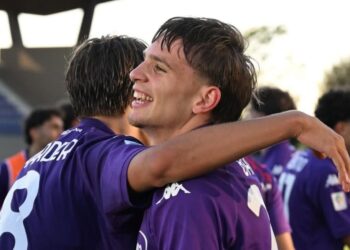 Prospecto venezolano desafía a veteranos y puja por un puesto en la Fiorentina a los 19 años