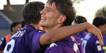 Prospecto venezolano desafía a veteranos y puja por un puesto en la Fiorentina a los 19 años