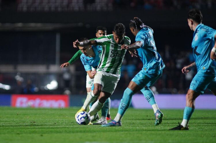 Wilker Ángel marcó, pero falló en defensa y el Juventude cayó ante Santos en el Morumbí