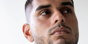 Consulta la evolución salarial de Carlos Vivas en La Equidad