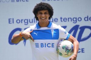 Consulta la evolución salarial de Eduard Bello en la Universidad Católica